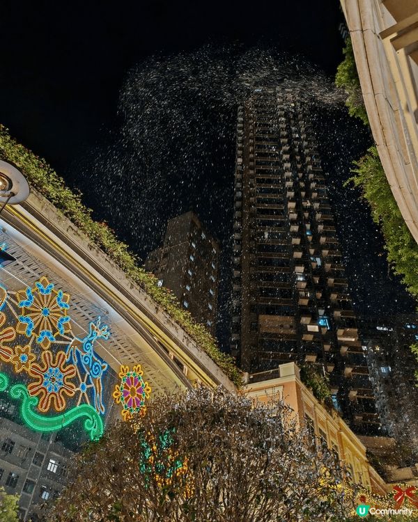 利東街好有聖誕氣氛，有個大聖誕樹，仲有飄雪。香港都會落雪啦！...