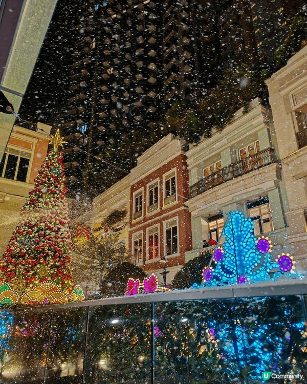 利東街好有聖誕氣氛，有個大聖誕樹，仲有飄雪。香港都會落雪啦！...