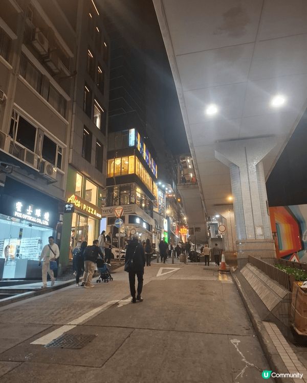 中環登山電梯荷李活道天橋位置裝飾聖誕非常漂亮配合aia魔天輪...