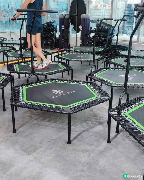 最近愛上跳彈床運動，看似輕鬆其實都好費勁，比心機跳都好爆汗，...
