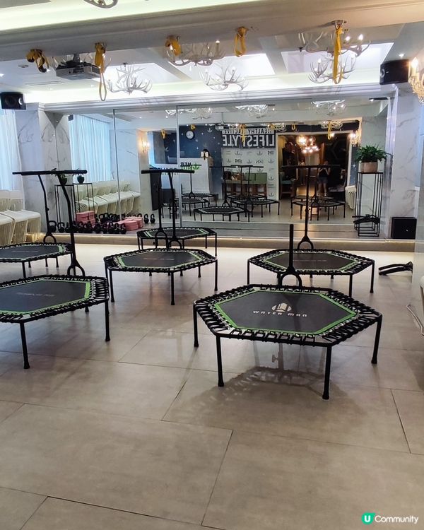 最近愛上跳彈床運動，看似輕鬆其實都好費勁，比心機跳都好爆汗，...