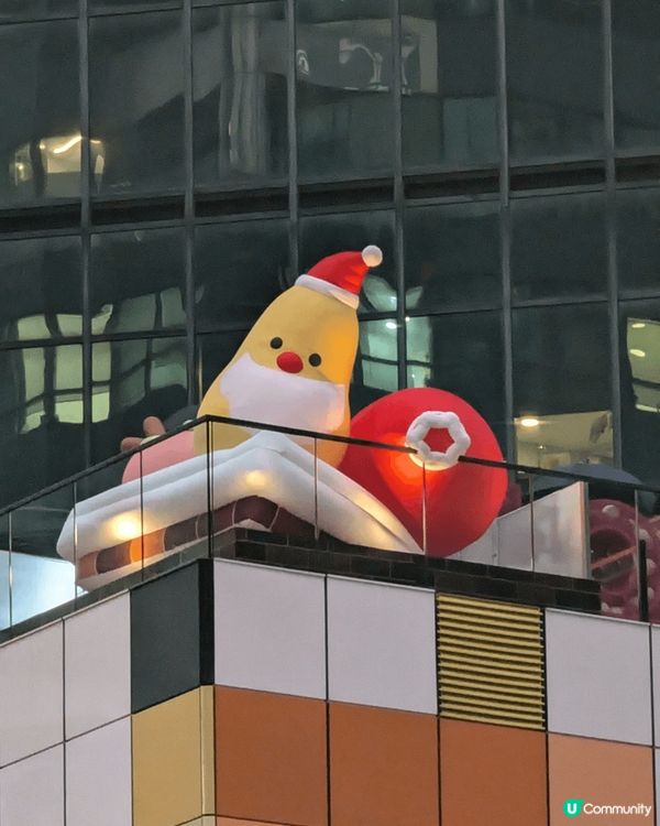 好大個小薯茄出現?T.O.P.，仲要坐住鹿車飛落黎，超級得意...