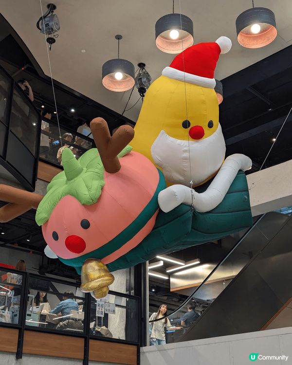 好大個小薯茄出現?T.O.P.，仲要坐住鹿車飛落黎，超級得意...