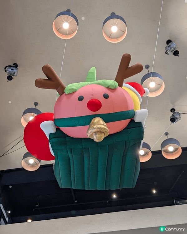 好大個小薯茄出現?T.O.P.，仲要坐住鹿車飛落黎，超級得意...