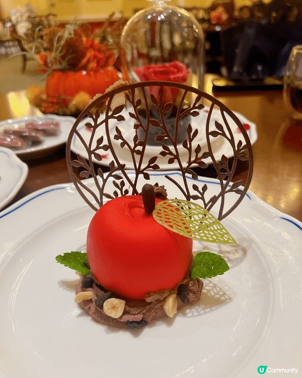 這是上海迪士尼的皇室宴會廳內享用的甜品，有美女與野獸的玫瑰花...