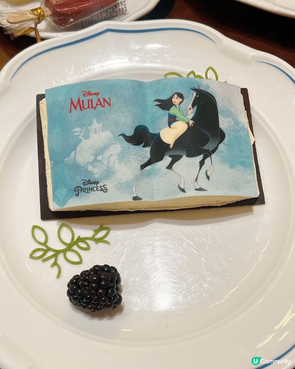 這是上海迪士尼的皇室宴會廳內享用的甜品，有美女與野獸的玫瑰花...