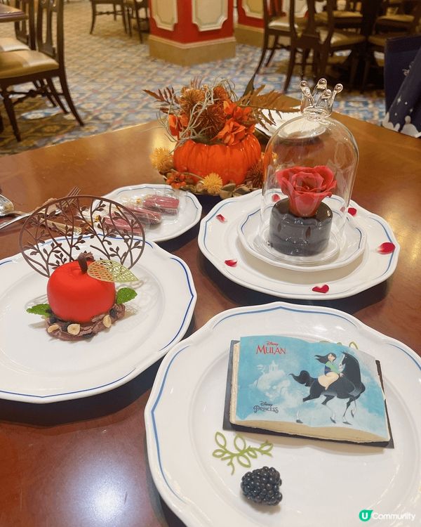 這是上海迪士尼的皇室宴會廳內享用的甜品，有美女與野獸的玫瑰花...