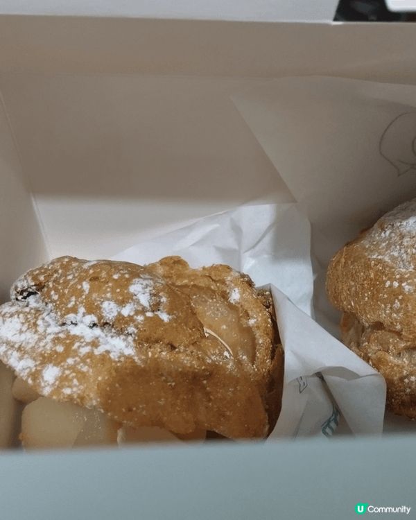 西樹濃朱古力泡芙及白桃士多啤梨泡芙，濃朱古力餡少但好食；白桃...