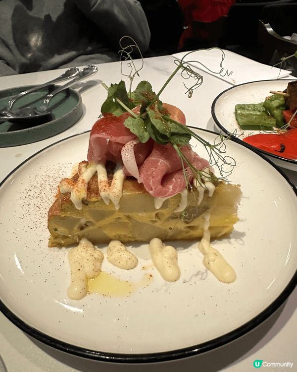 餐廳位於銅鑼灣嘅Sabrosa,主打西班牙菜，餐廳環境舒適，...