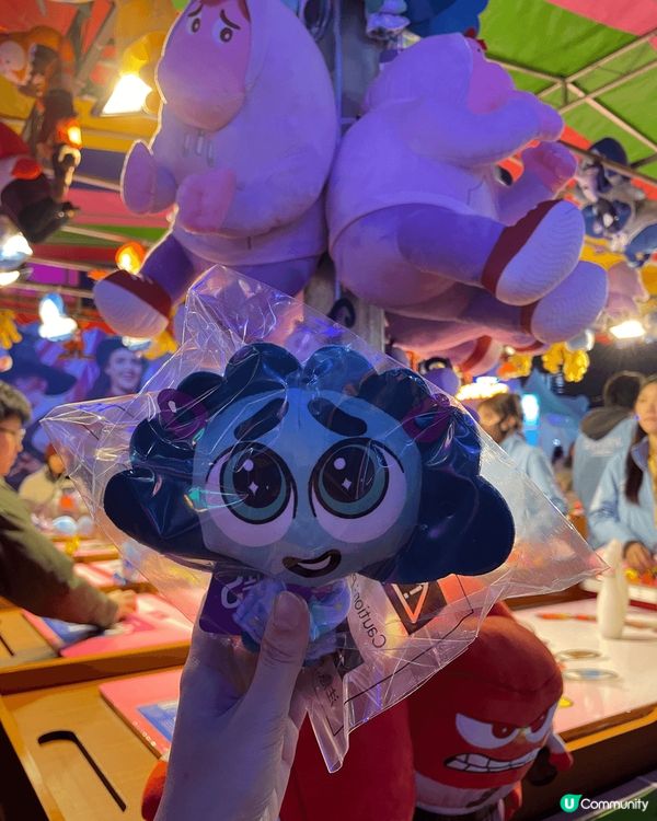 我最喜歡的地方是友邦嘉年華，因為裏面有不同的燈飾可以打卡。而...