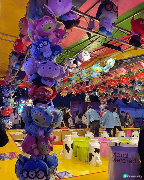 我最喜歡的地方是友邦嘉年華，因為裏面有不同的燈飾可以打卡。而...