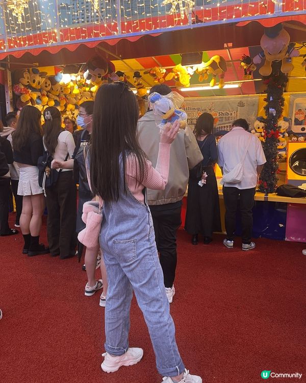 場內有聖誕新年裝飾打卡，又有多個攤位遊戲考運氣贏公仔，馬戲團...