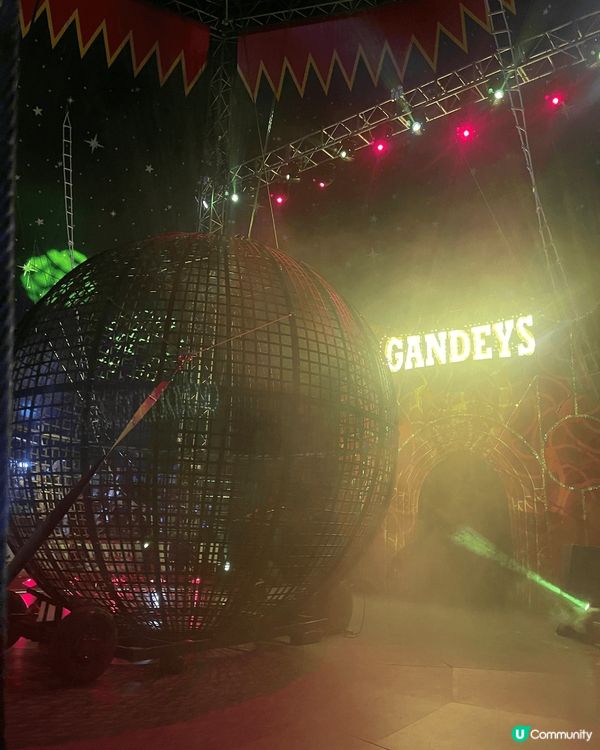 場內有聖誕新年裝飾打卡，又有多個攤位遊戲考運氣贏公仔，馬戲團...