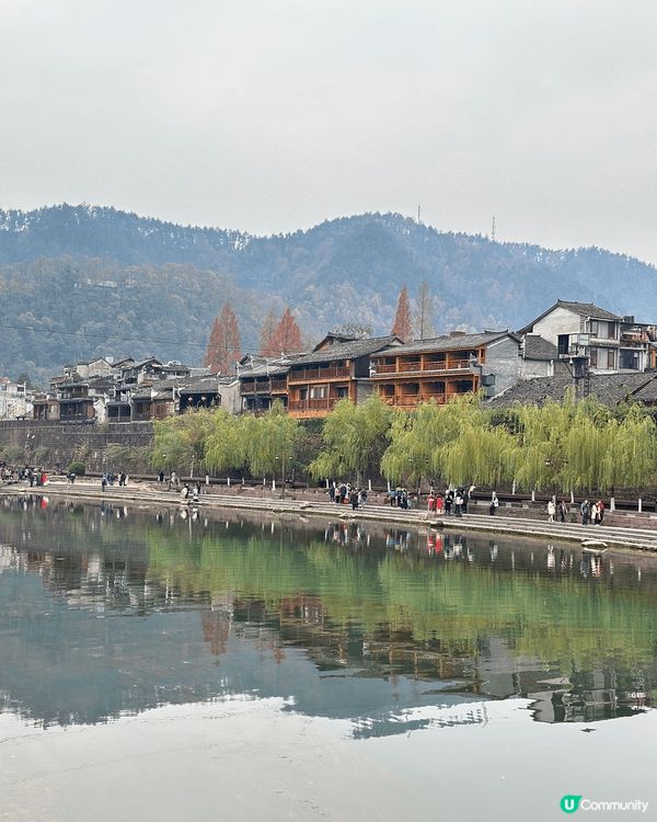 係香港西九龍站直接搭高鐵去鳳凰古城站，車程約5小時。鳳凰古城...