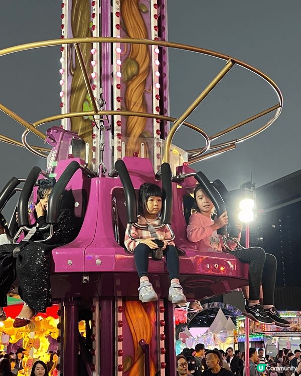 小朋友在aia嘉年華十分愉快，大人們也在這裏找到久違的歡樂。...