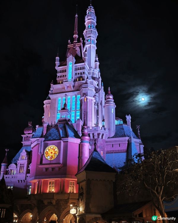 香港迪士尼, 美國小鎮大街, 可以與全座城堡合照, 尤其是晚...