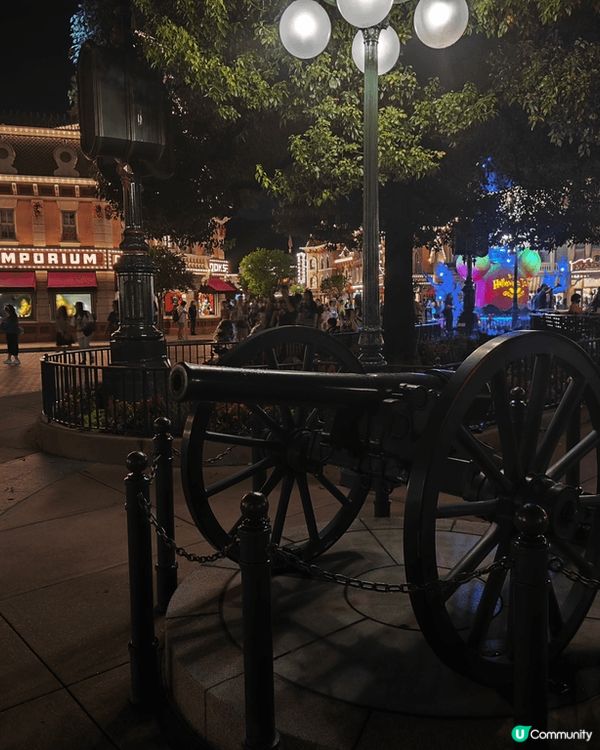 香港迪士尼, 美國小鎮大街, 可以與全座城堡合照, 尤其是晚...