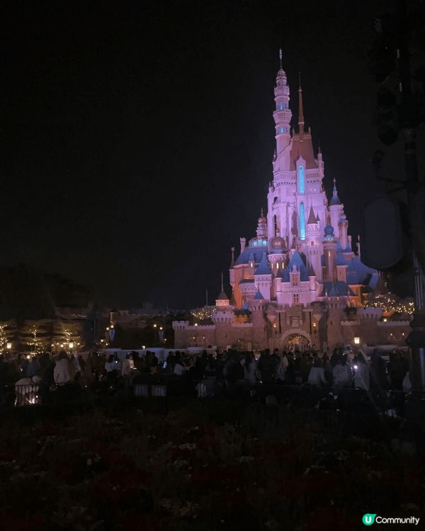 我喜歡迪士尼是因為有很可愛的卡通大物和好玩的機動遊戲，城堡打...