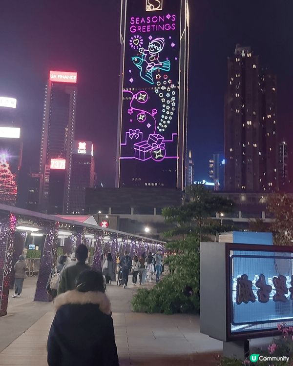 灣仔和尖沙咀都是聖誕打卡聖地，每年都人頭湧湧。灣仔有漂亮的燈...