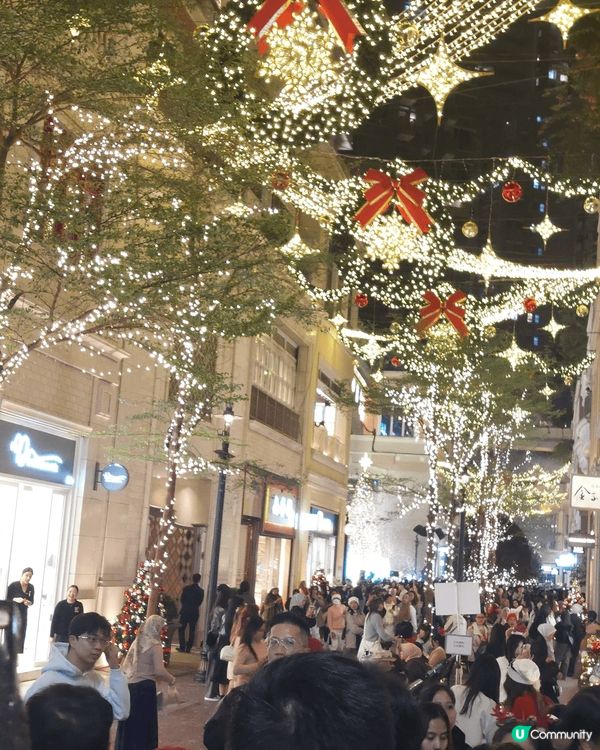 灣仔和尖沙咀都是聖誕打卡聖地，每年都人頭湧湧。灣仔有漂亮的燈...