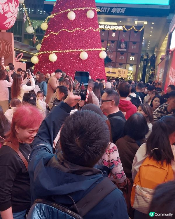 灣仔和尖沙咀都是聖誕打卡聖地，每年都人頭湧湧。灣仔有漂亮的燈...