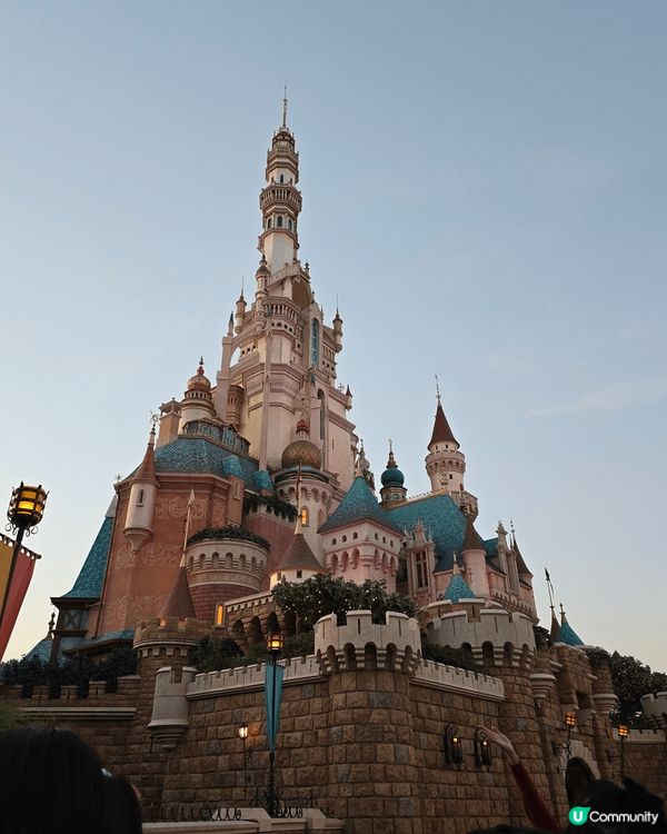 香港迪士尼樂園唔同節日都會有節日佈置，聖誕節好似真係去咗童畫...