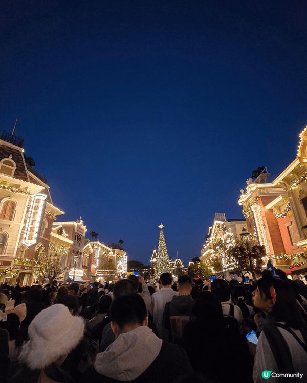 香港迪士尼樂園唔同節日都會有節日佈置，聖誕節好似真係去咗童畫...