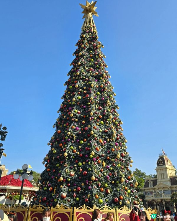 香港迪士尼樂園唔同節日都會有節日佈置，聖誕節好似真係去咗童畫...