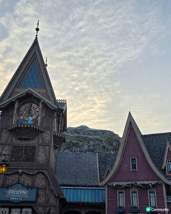 香港迪士尼樂園唔同節日都會有節日佈置，聖誕節好似真係去咗童畫...