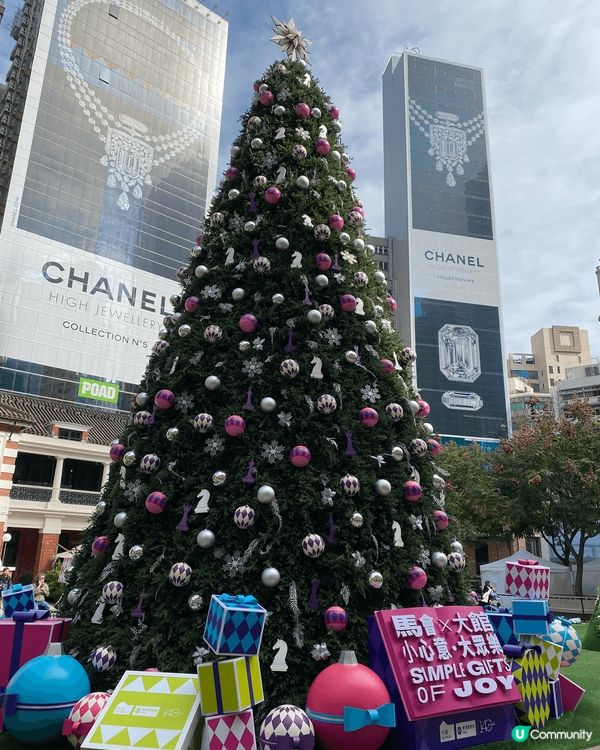 由石板街行上大館，沿唔有好多擺賣聖誕飾物的攤檔，相當熱鬧好有...