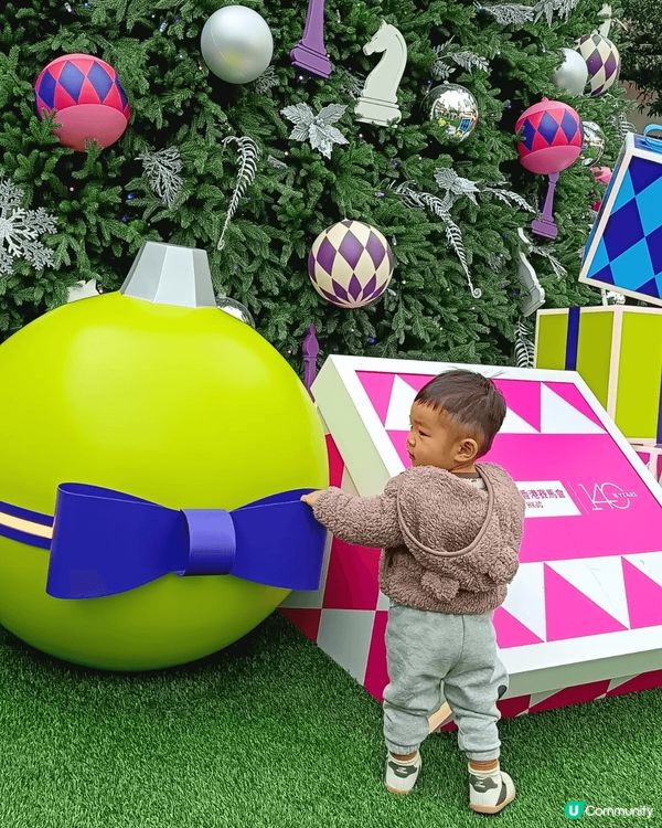 由石板街行上大館，沿唔有好多擺賣聖誕飾物的攤檔，相當熱鬧好有...