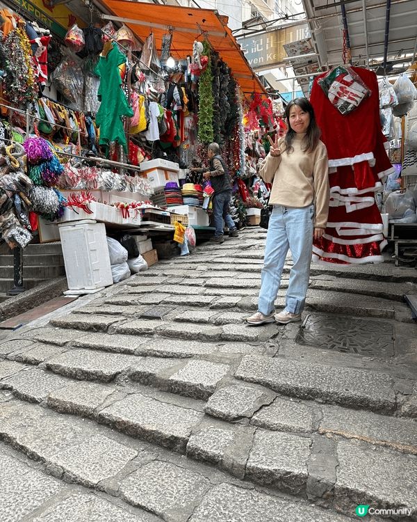 由石板街行上大館，沿唔有好多擺賣聖誕飾物的攤檔，相當熱鬧好有...