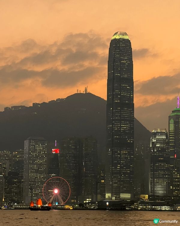香港維港景色璀璨繽紛，高樓大廈林立，背後卻有山景，確為獨特。
