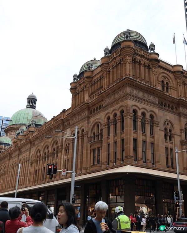 香港維港景色璀璨繽紛，高樓大廈林立，背後卻有山景，確為獨特。