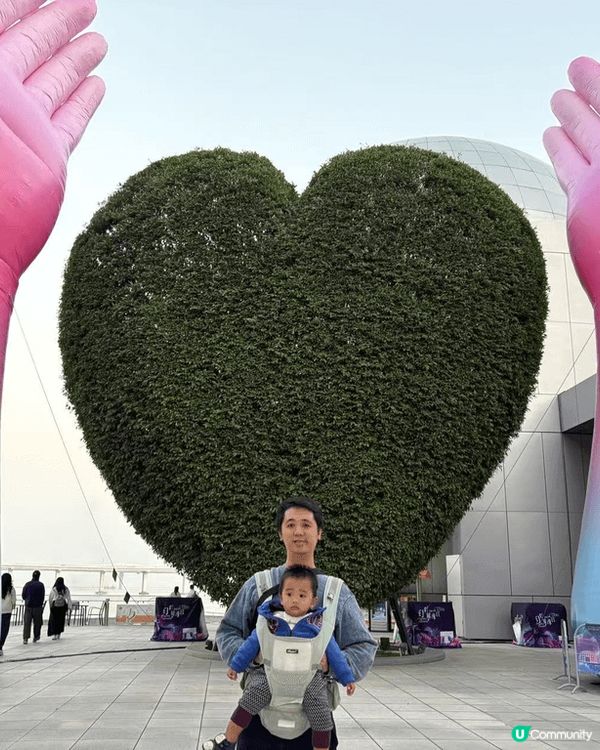 新濠天地有漂雪場境非常吸引一家大細參與，場內亦有即場表演