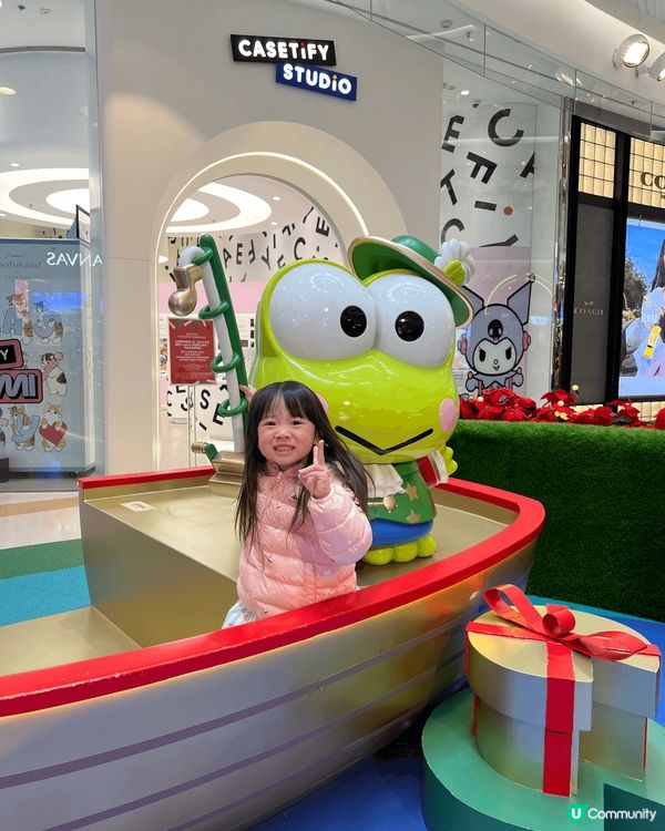 因為我們非常喜歡到旺角，新世紀廣場影聖誕燈飾，同去迪士尼打卡...