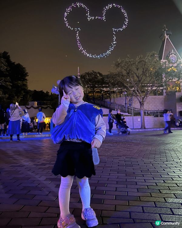 因為我們非常喜歡到旺角，新世紀廣場影聖誕燈飾，同去迪士尼打卡...