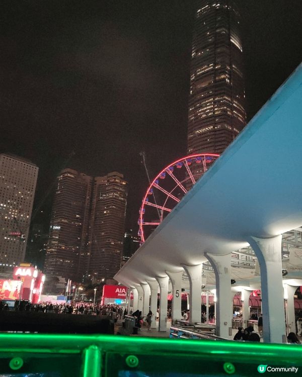 遊客來到尖沙咀碼頭，除咗企係到打卡，仲可以試下坐觀光船👍欣賞...