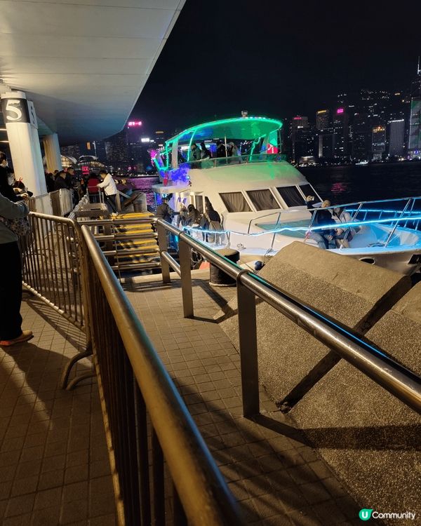 遊客來到尖沙咀碼頭，除咗企係到打卡，仲可以試下坐觀光船👍欣賞...