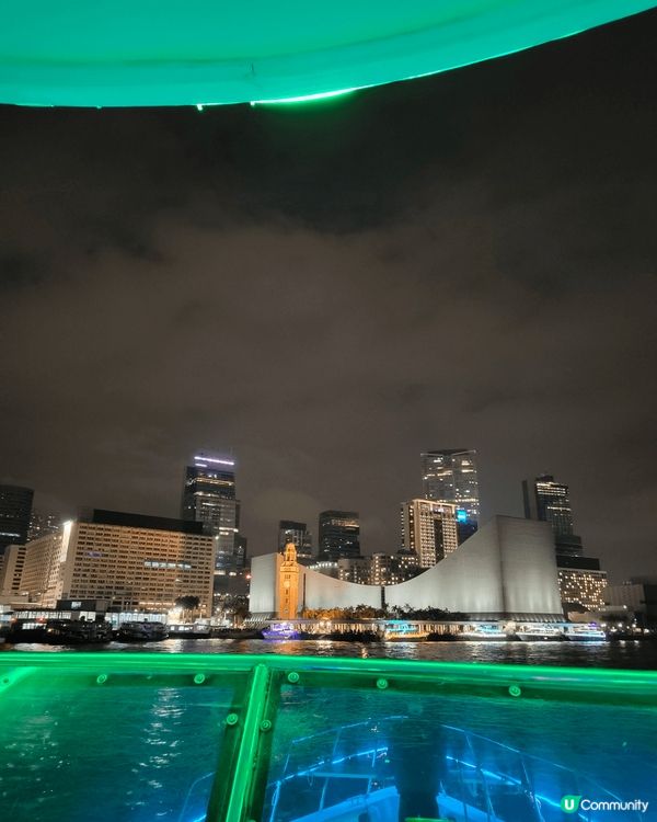 遊客來到尖沙咀碼頭，除咗企係到打卡，仲可以試下坐觀光船👍欣賞...