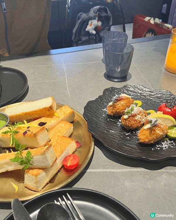 深圳orbit one餐廳 以星球和太空為主題 餐盤用磁浮傳...