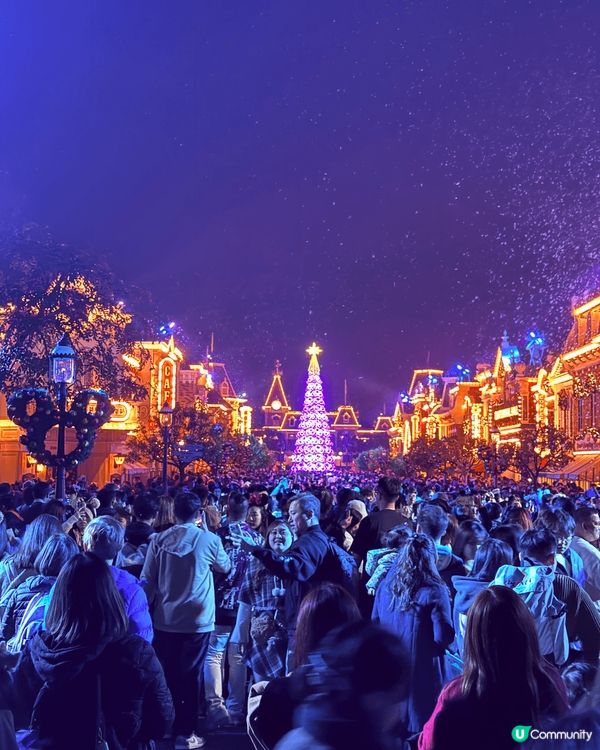 迪士尼小鎮大街的聖誕樹，再加埋飄雪就係香港最最最warm嘅地...