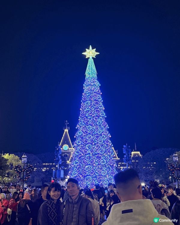 迪士尼小鎮大街的聖誕樹，再加埋飄雪就係香港最最最warm嘅地...