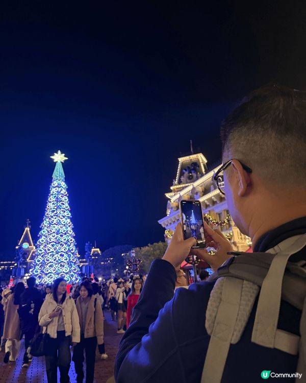 迪士尼小鎮大街的聖誕樹，再加埋飄雪就係香港最最最warm嘅地...