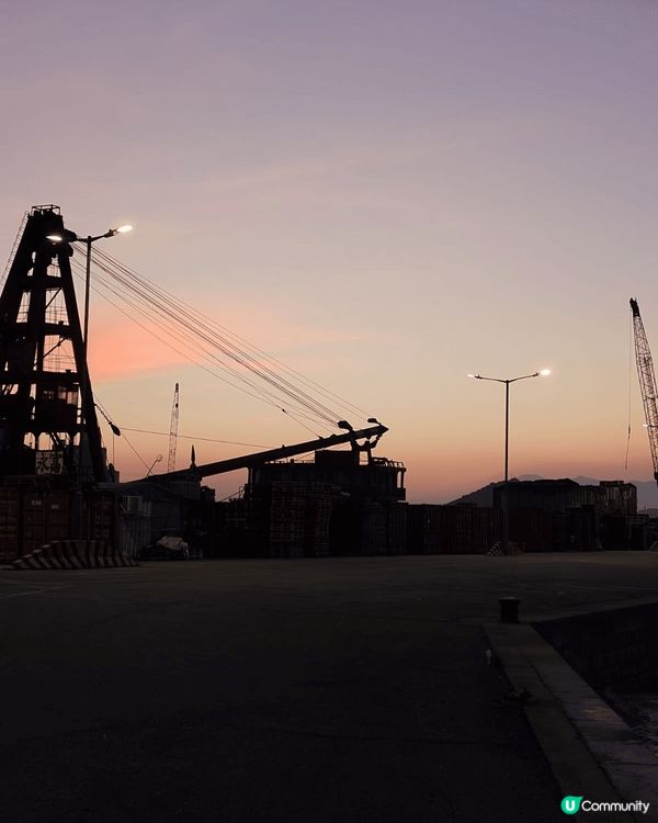 一直很喜歡看香港的日落風景，最近伴侶帶我到西環海中心公園看日...