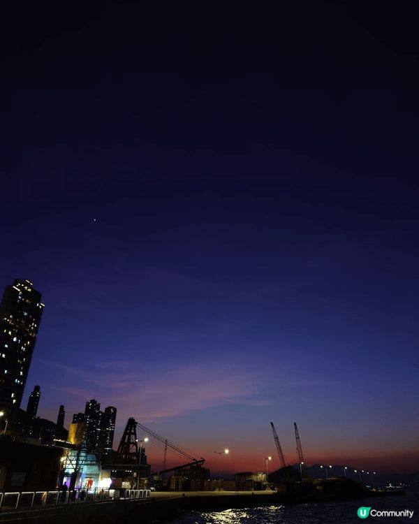 一直很喜歡看香港的日落風景，最近伴侶帶我到西環海中心公園看日...