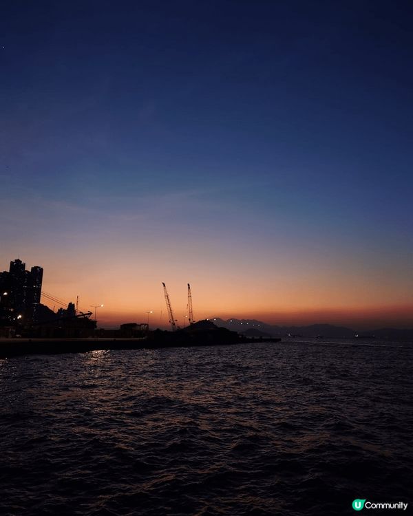 一直很喜歡看香港的日落風景，最近伴侶帶我到西環海中心公園看日...