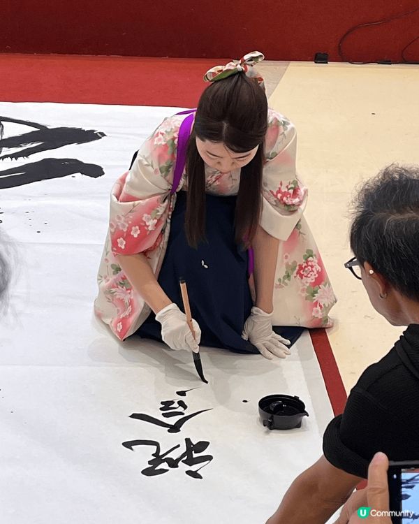 合和商場開張請來日本著名書法家即席揮毫現場表演大型書法，仲有...