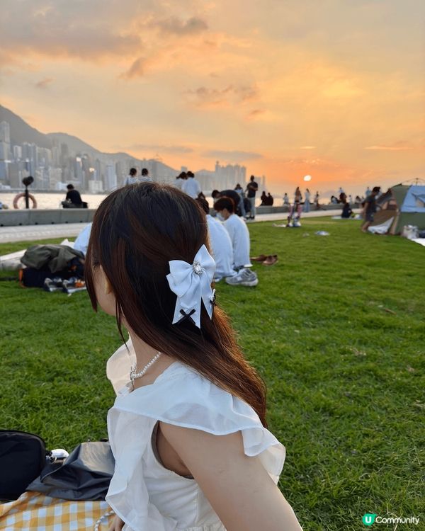 圖片係位於西九文化區嘅草地位置，對住維港，非常適合野餐，尤其...