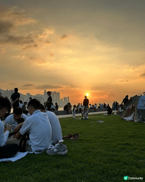 圖片係位於西九文化區嘅草地位置，對住維港，非常適合野餐，尤其...